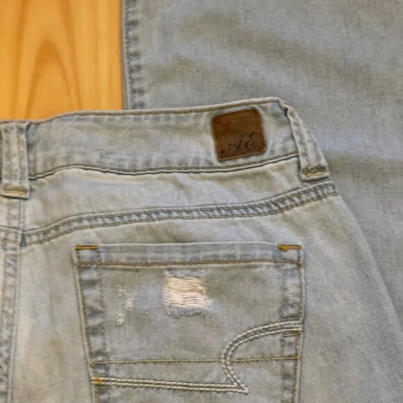 American Eagle Women’s Distressed Light Wash Jeans size 4 reg - Picture 5 of 10